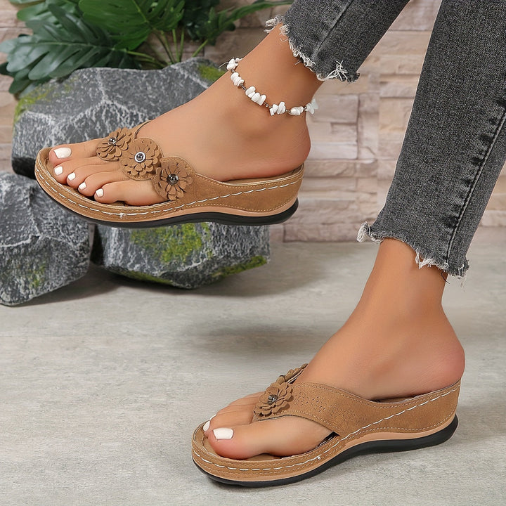 Women's Casual Summer Sandals With Floral Accent