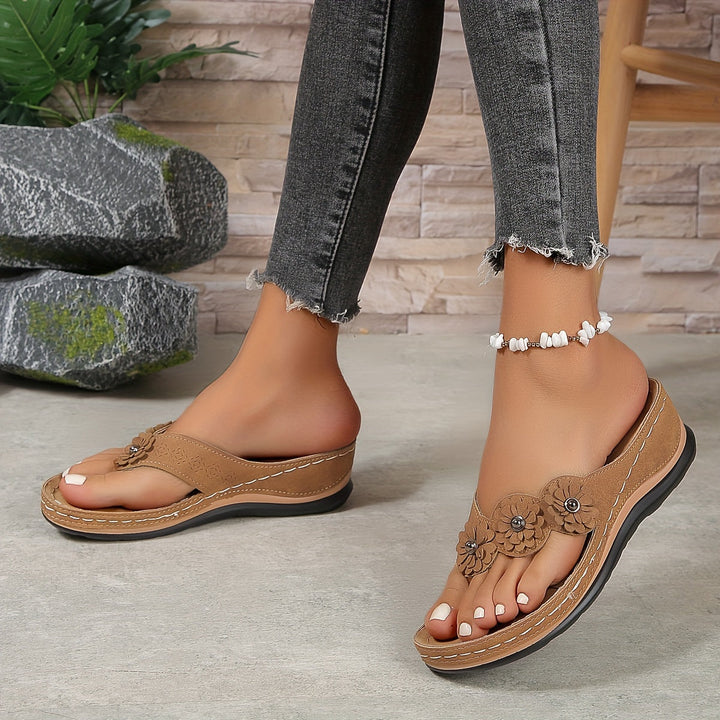 Women's Casual Summer Sandals With Floral Accent