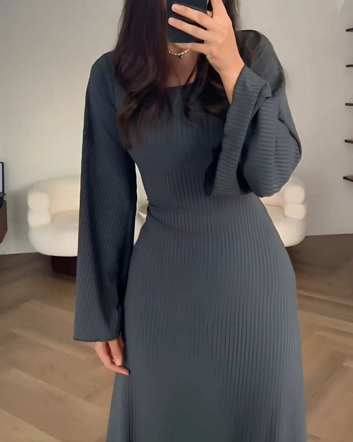 Women's Elegant Fitted Dress with Wide Long Sleeves