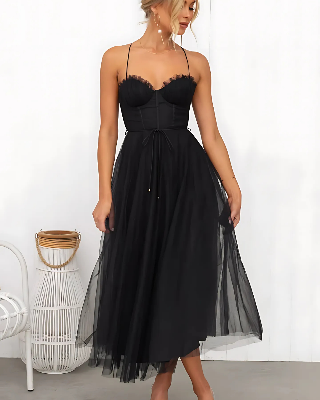 Women's Fitted Dress With Sweetheart Neckline